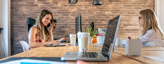 Foto jóvenes que trabajan en una oficina de coworking