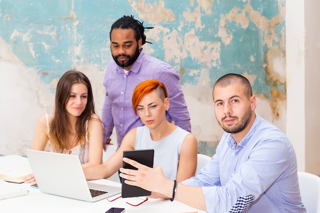 Jóvenes que trabajan en la oficina de grunge