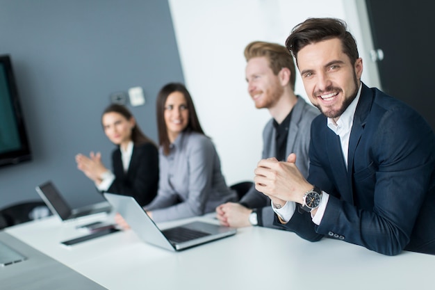 Jóvenes que trabajan en la oficina