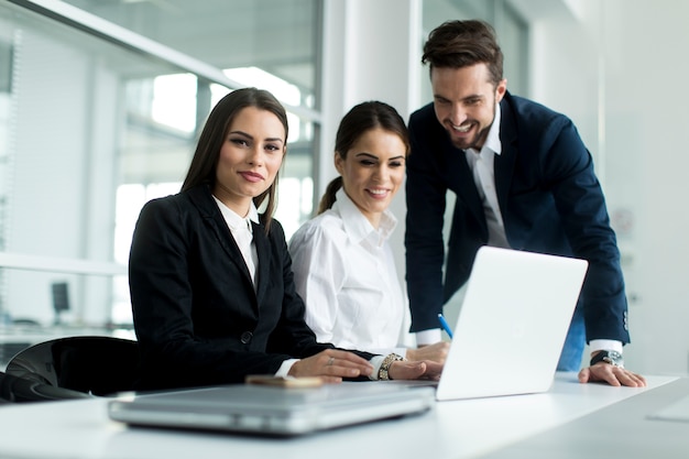 Jóvenes que trabajan en la oficina