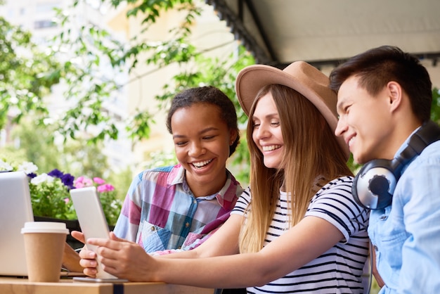 Jóvenes que usan computadoras en el café