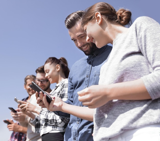 Jóvenes que usan teléfonos inteligentes para buscar en la red