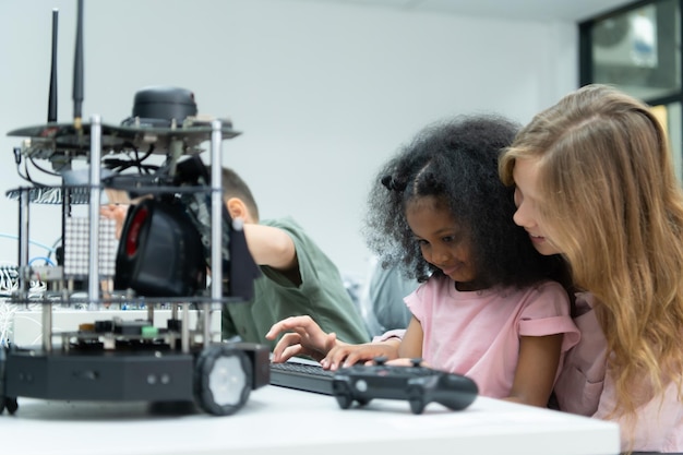 Los jóvenes que utilizan la tecnología de robot manual se divierten aprendiendo la placa de circuito electrónico y el controlador de robot manual de la tecnología de robot, que es uno de los cursos STEM.