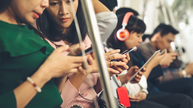 Los jóvenes que utilizan el teléfono móvil en el tren subterráneo público