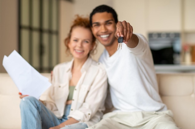 Jóvenes que se ven felices después de firmar un contrato de arrendamiento de un nuevo apartamento