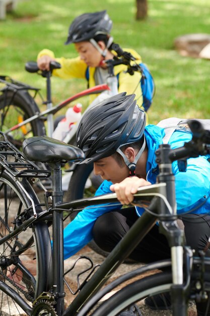 Foto jóvenes revisando sus bicicletas