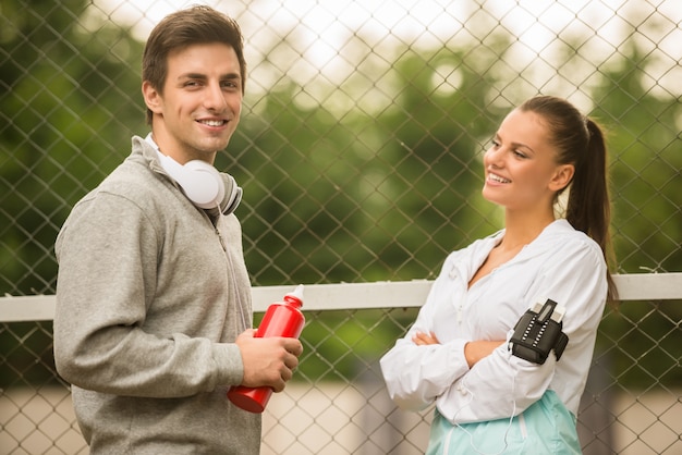 Los jóvenes en ropa deportiva son relajantes.