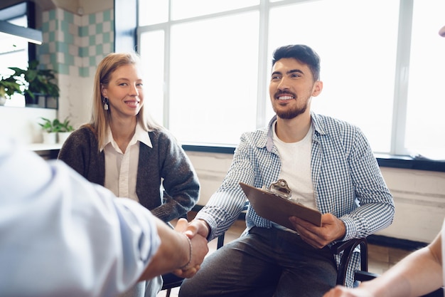 Jóvenes sentados en círculo y discutiendo