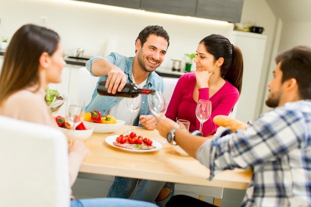 Jóvenes sentados a la mesa