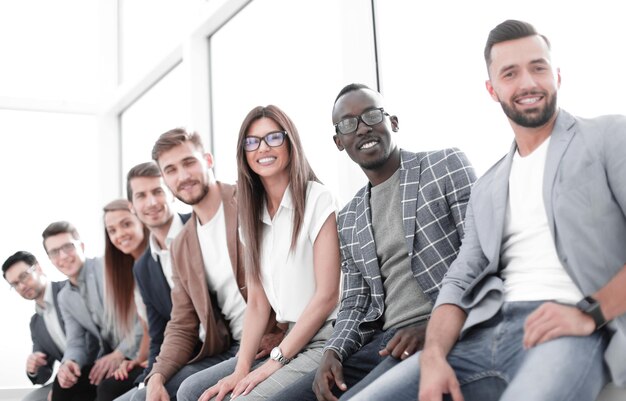 Jóvenes sentados en la pared esperando su turno en la entrevista.