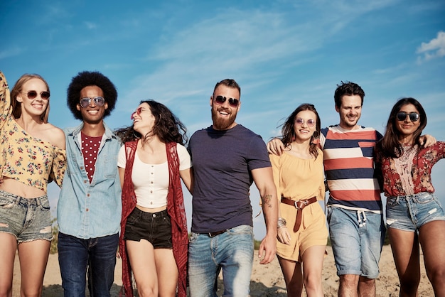 Jóvenes sonrientes en una fila al aire libre