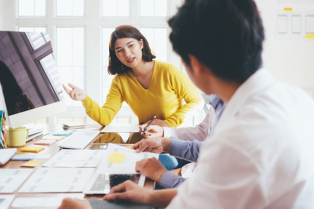 Jóvenes startups empresarios trabajo en equipo reunión de intercambio de ideas.