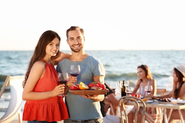 jóvenes, tener, barbacoa, fiesta, en, playa