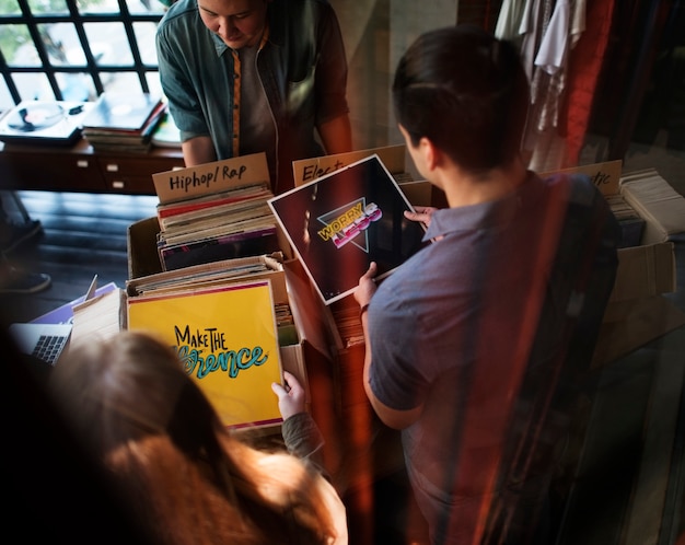 Jóvenes en una tienda de discos.