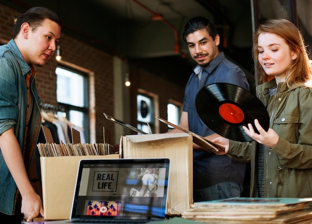 Foto jóvenes en una tienda de discos