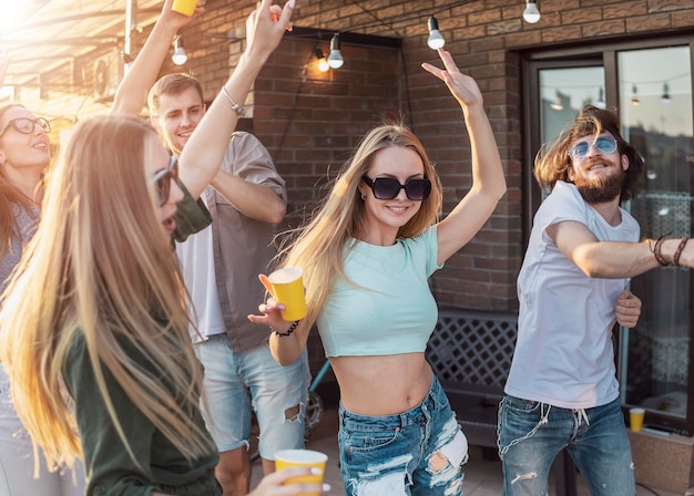 Foto los jóvenes tienen un descanso para bailar durante