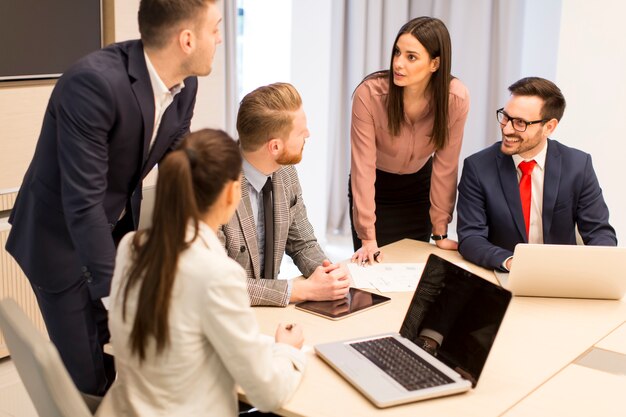 Los jóvenes tienen trabajo en equipo en la oficina