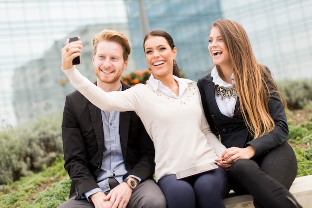 Jóvenes tomando fotos con teléfono móvil