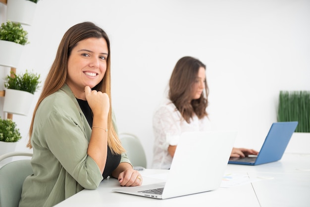 jóvenes trabajadoras en su oficina durante sus horas de trabajo