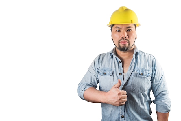 Jóvenes trabajadores de la construcción en cascos