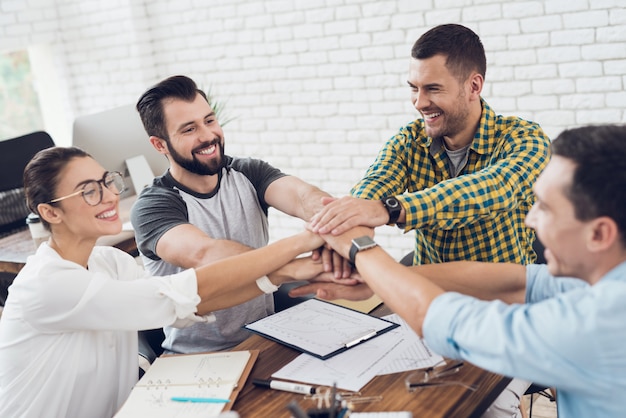 Jóvenes trabajadores en teambuilding en la oficina moderna.