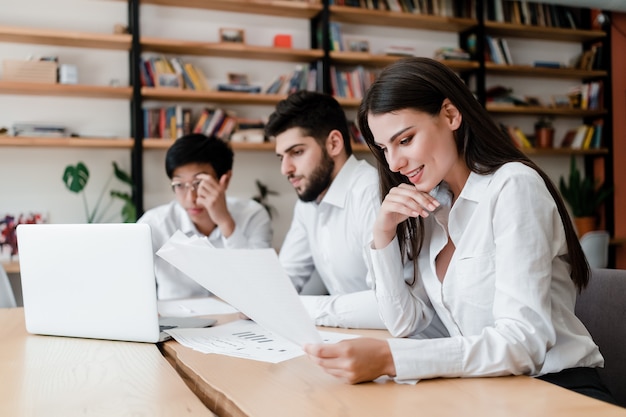 Los jóvenes trabajan en la oficina