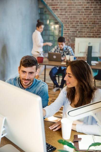 Jóvenes trabajando en una oficina