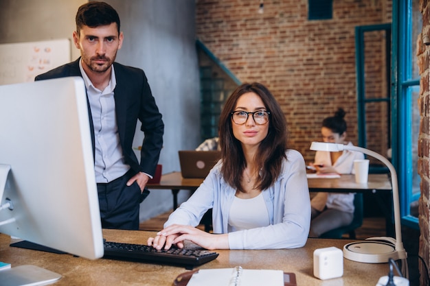 Jóvenes trabajando en una oficina