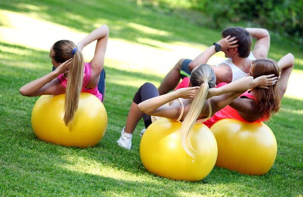 Jóvenes trabajando en un parque