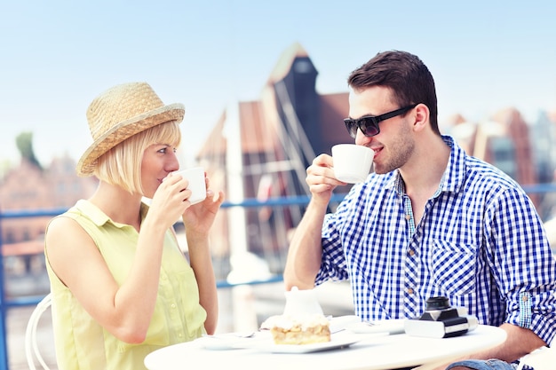 Los jóvenes turistas relajándose en un café en Gdansk