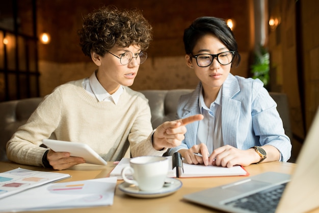 Jóvenes vendedores pensativos discutiendo estrategia