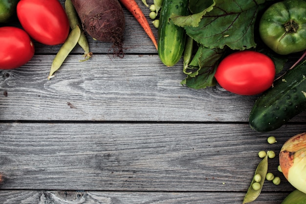 Jóvenes verduras de primavera en la pizarra de madera desde arriba