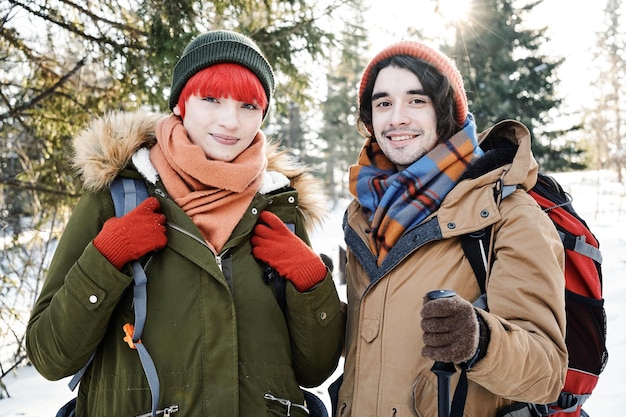 Foto jóvenes viajeros en día de invierno