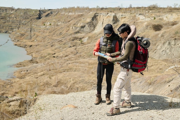 Jóvenes viajeros leyendo mapa