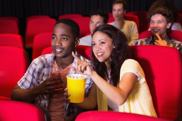 Jóvenes viendo una película