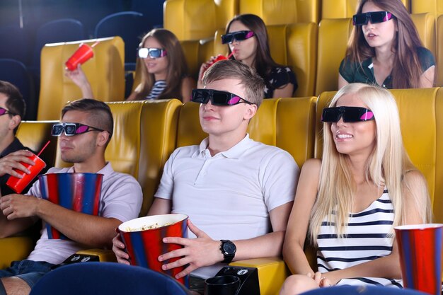 Jóvenes viendo películas en el cine.