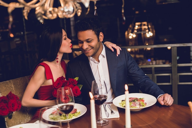 Los jóvenes vinieron al restaurante.