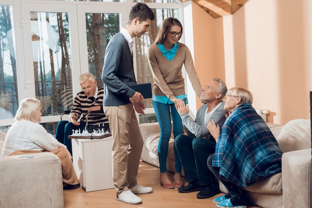 Foto los jóvenes vinieron a visitar al hombre y la mujer mayores.