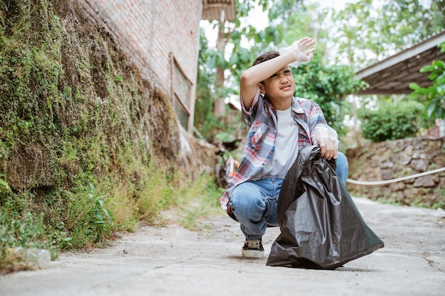 Los jóvenes voluntarios mantienen limpio el medio ambiente recogiendo basura