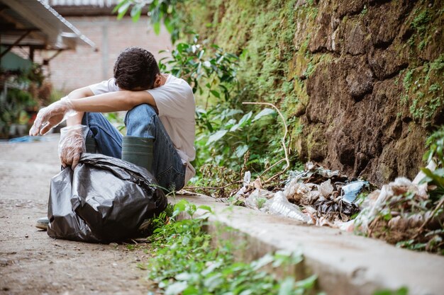 Los jóvenes voluntarios mantienen limpio el medio ambiente recogiendo basura