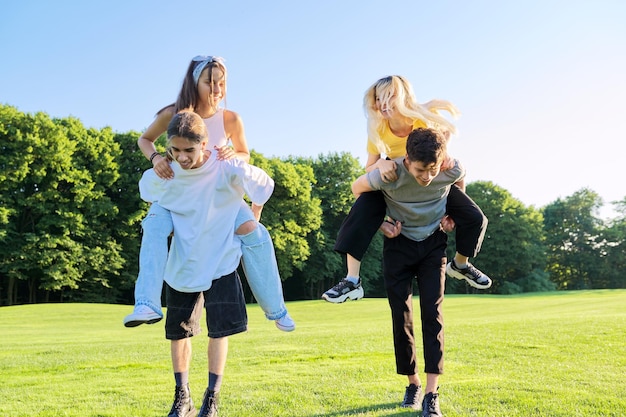 Jovens adolescentes se divertindo no parque amigos rindo felizes