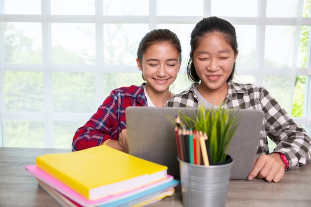 jovens adolescentes usando laptop