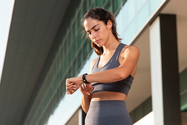 Jovens adultos a praticar fitness ao ar livre