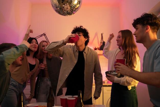 Foto jovens adultos jogando cerveja pong