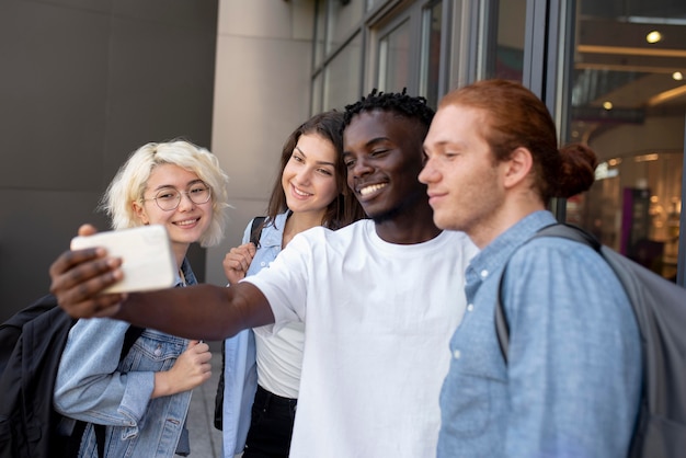 Foto jovens adultos se encontrando para estudar