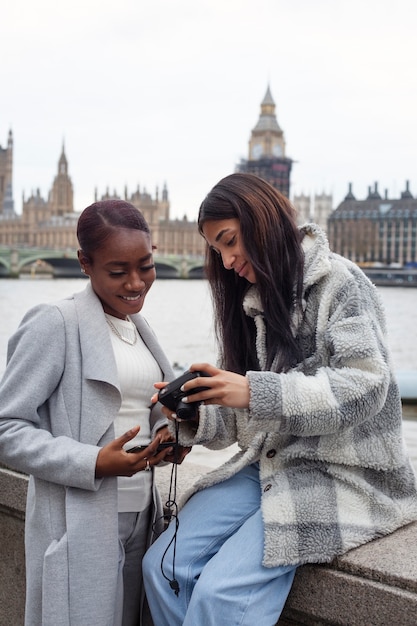 Foto jovens adultos viajando em londres