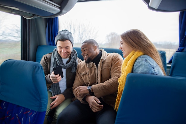 Jovens adultos viajando no inverno