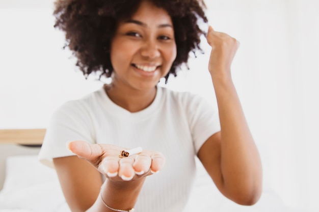 Jovens afro-americanas previnem câncer de pulmão de enfisema e param de fumar no Dia Mundial do Tabaco