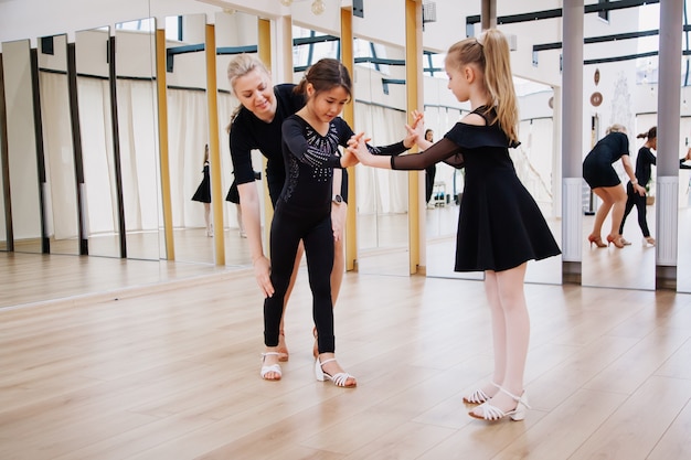 Foto jovens alunos da aula de coreografia dançando com seu treinador de coreografia no estúdio