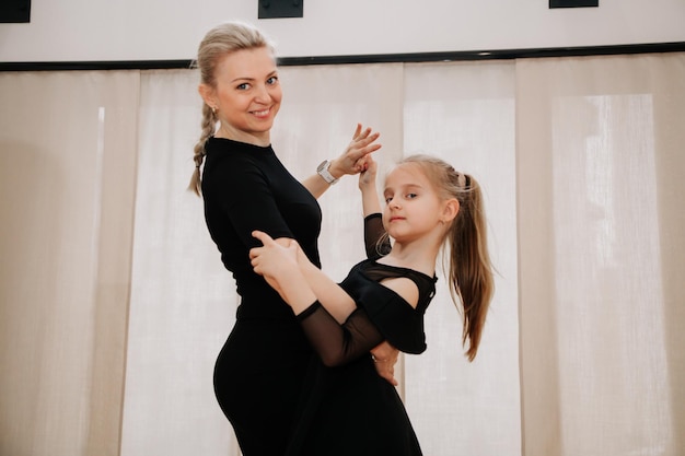 Foto jovens alunos dançando com seu treinador de coreografia no estúdio conceito de atividade